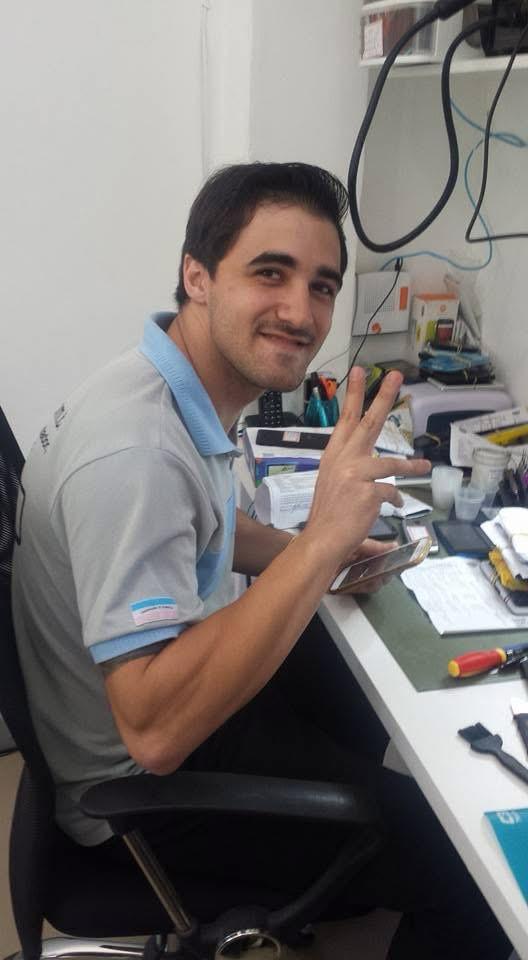 André na mesa, poucos meses após inaugurar a loja